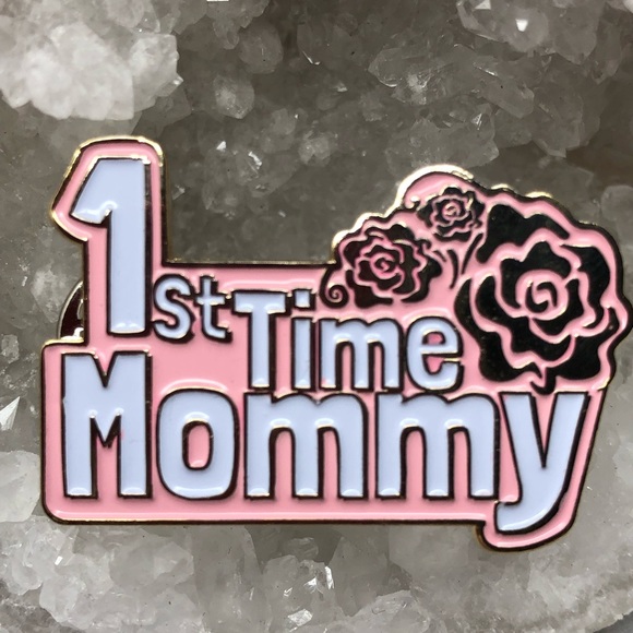 Soft enamel pin celebrating new motherhood - Picture 3 of 6